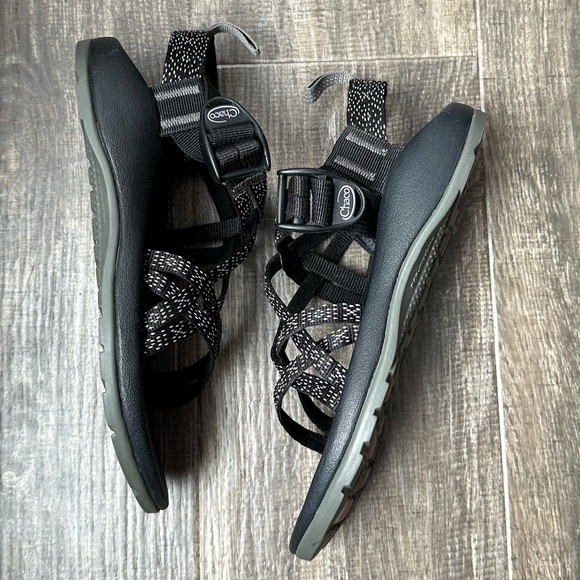 Chaco hiking outdoor sandals black 2y - Picture 2 of 4